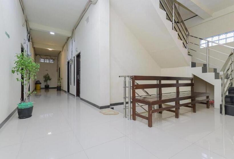 Отель Reddoorz Syariah Near Universitas Jember