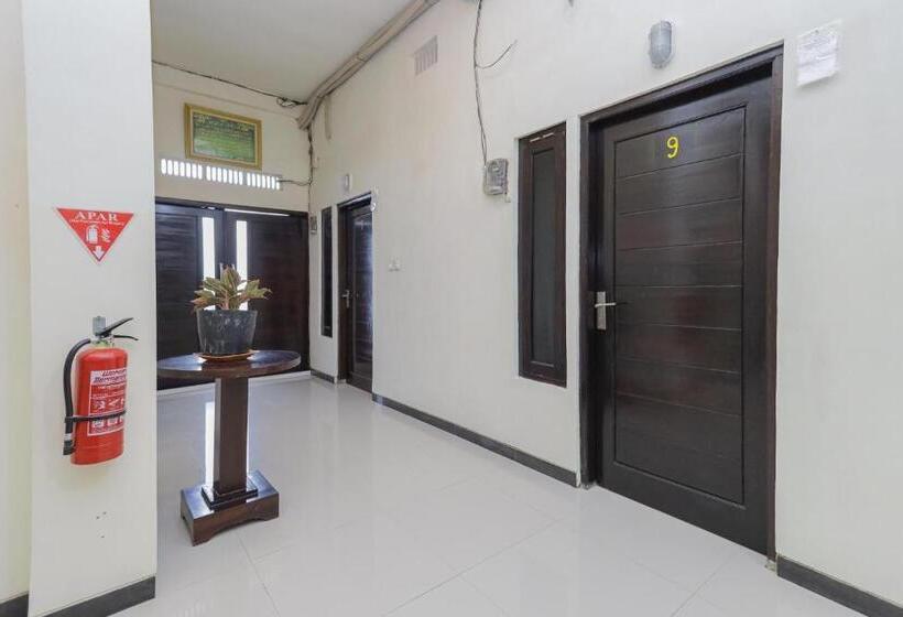 Отель Reddoorz Syariah Near Universitas Jember