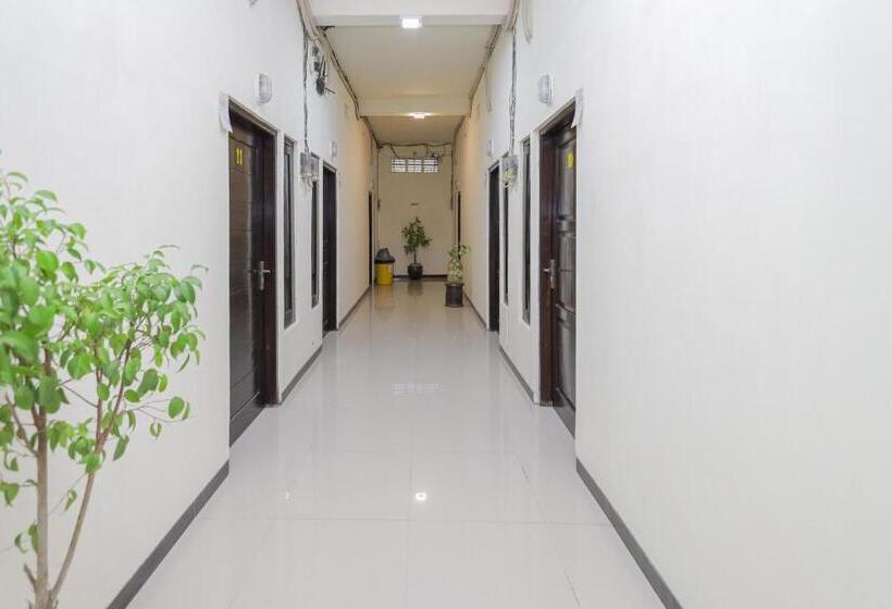 هتل Reddoorz Syariah Near Universitas Jember