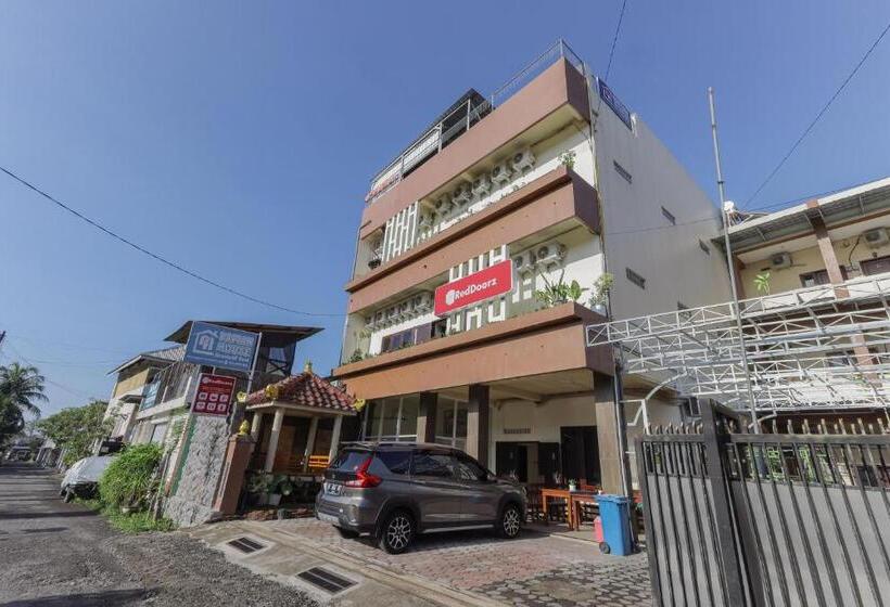 Отель Reddoorz Syariah Near Universitas Jember
