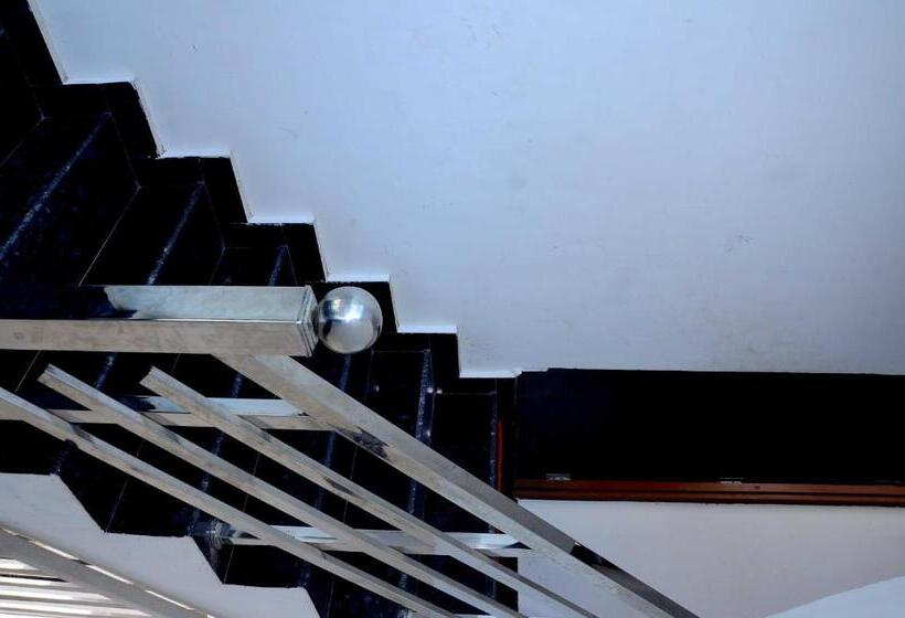 호텔 Spot On 70146 Rj Palace