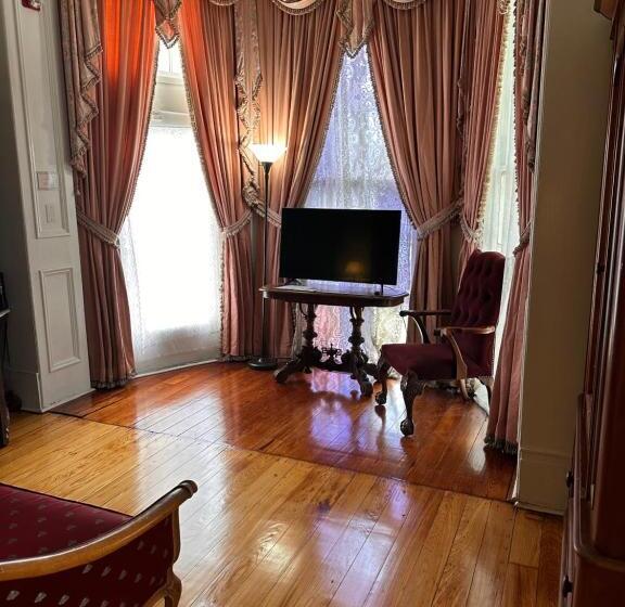 בית מלון כפרי The Inn At Cedar Grove