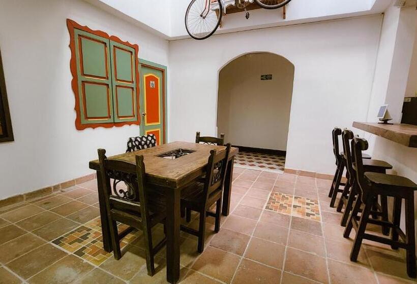 호텔 Tuki Hostel & Lounge