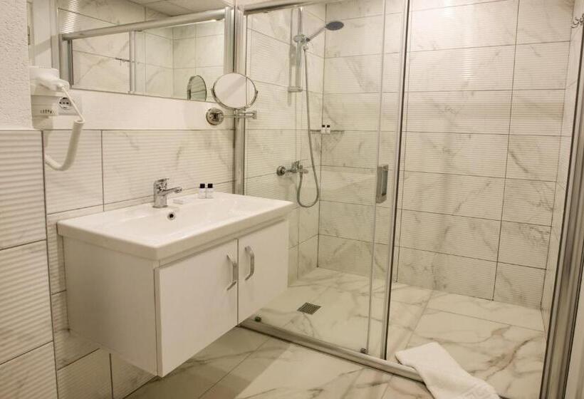 בית מלון כפרי First Joy