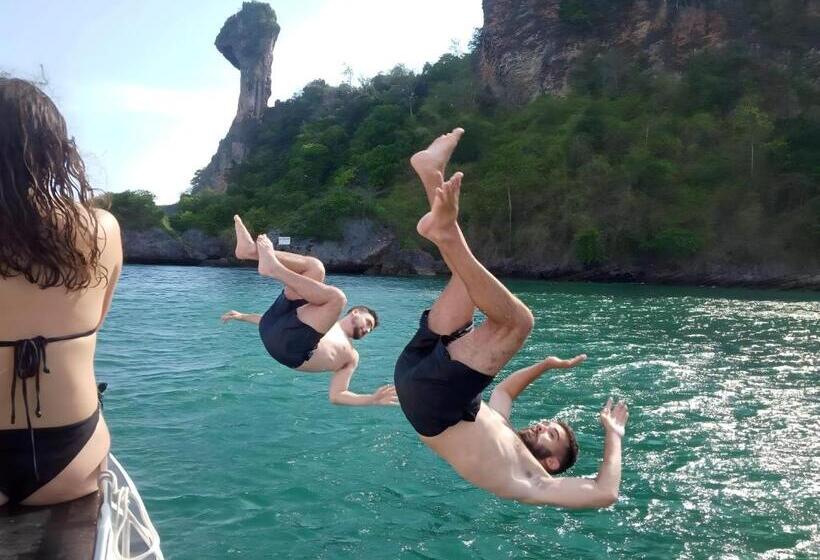 Koko Party Hostel 18 40