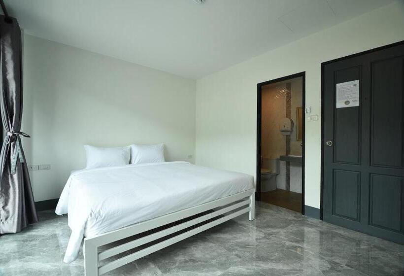 Koko Party Hostel 18 40