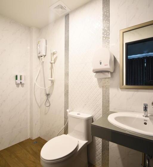 Koko Party Hostel 18 40