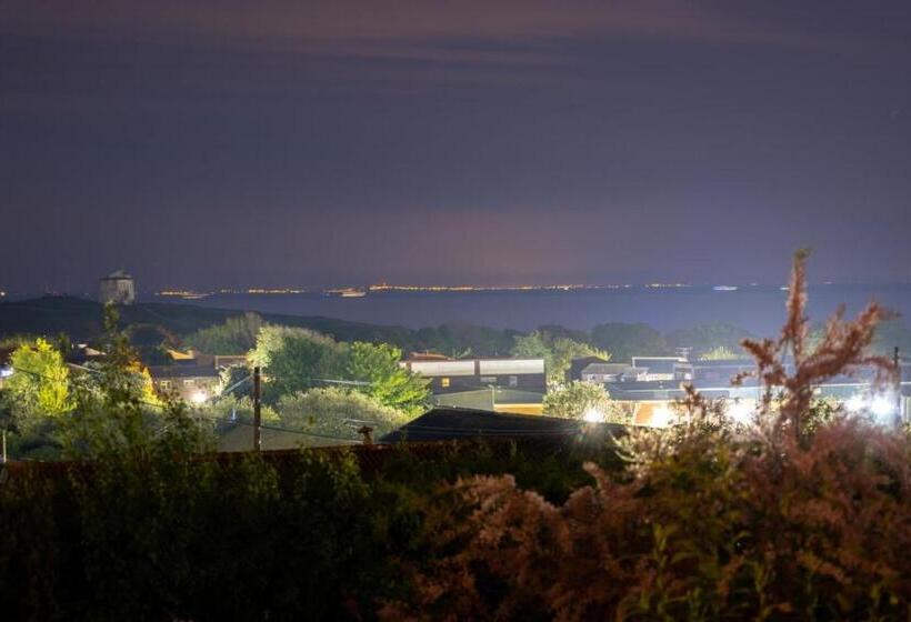 Пансион Bijou Annexe, Sea View, Private Entrance & Parking   Folkestone