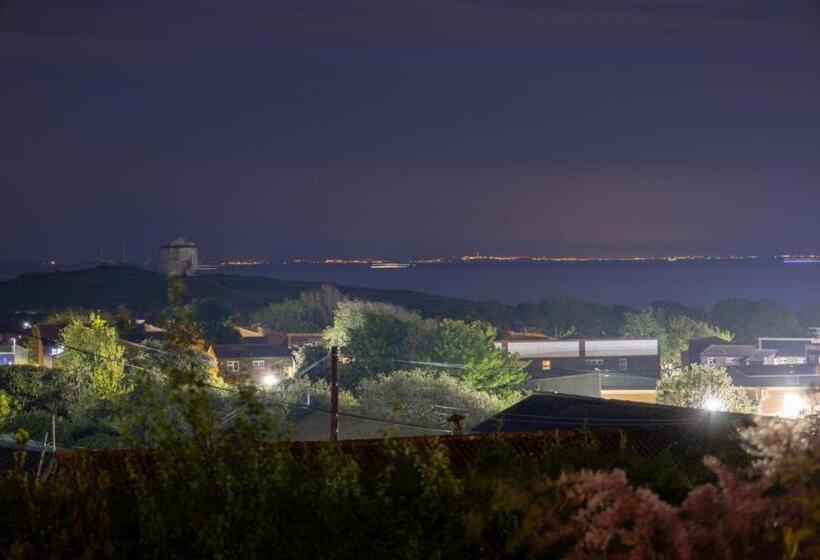 Пансион Bijou Annexe, Sea View, Private Entrance & Parking   Folkestone