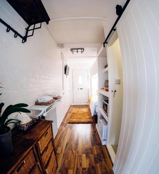 Пансион Bijou Annexe, Sea View, Private Entrance & Parking   Folkestone