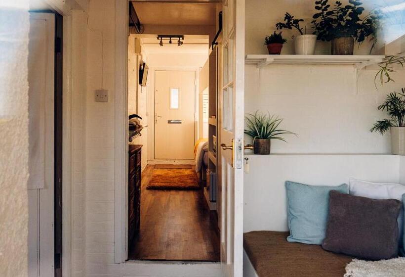 Пансион Bijou Annexe, Sea View, Private Entrance & Parking   Folkestone