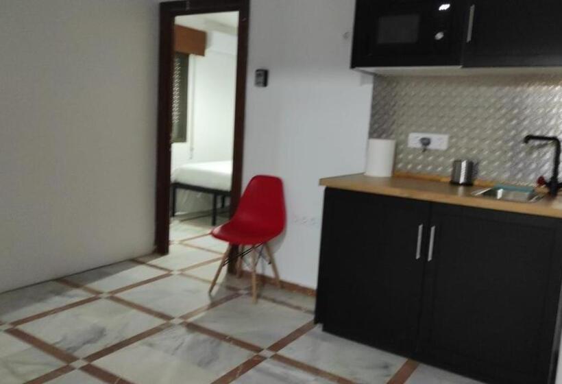 펜션 Convenient Rooms Ferry, Train & Bus Station