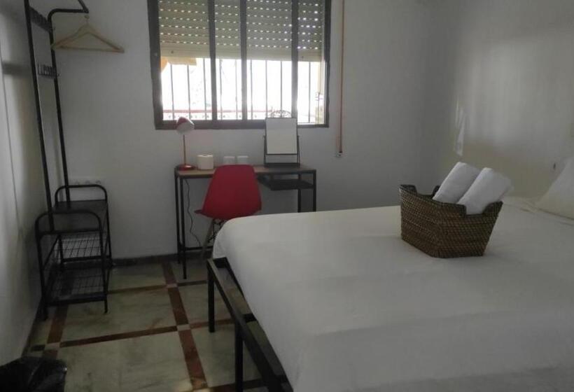 펜션 Convenient Rooms Ferry, Train & Bus Station