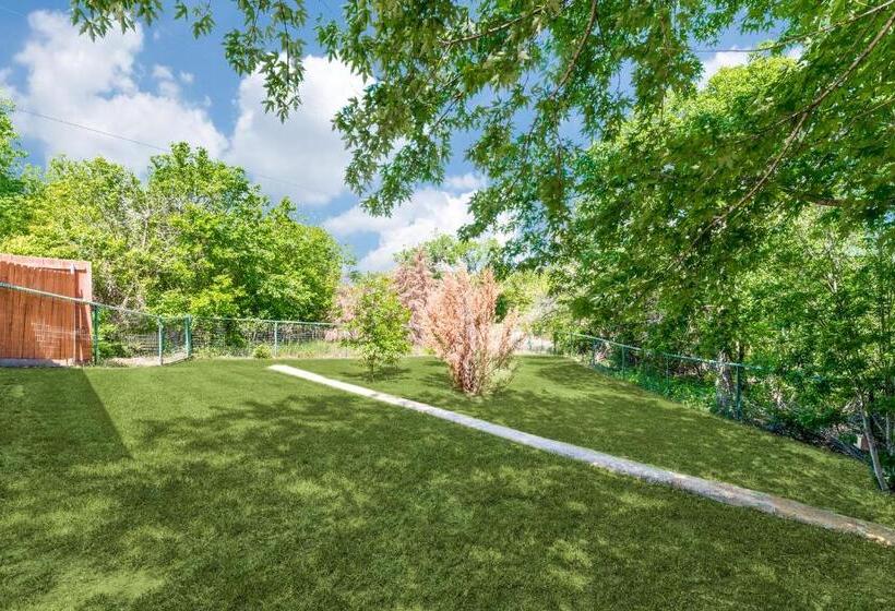 ペンション Hide Away Guest House