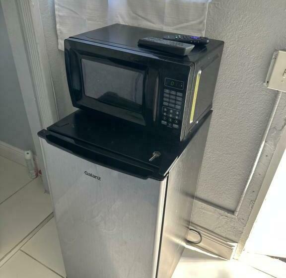 פנסיון Kay Pool House