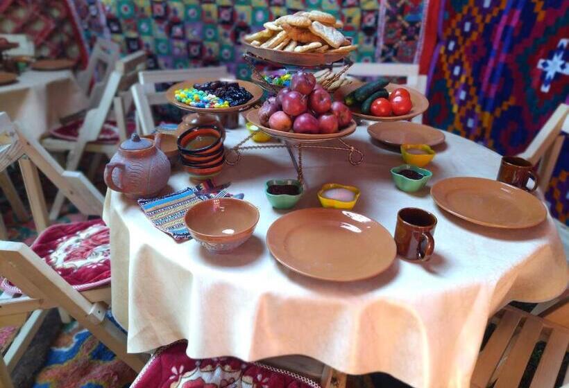 پانسیون Son Kul Lake Yurt Camp Mirbek