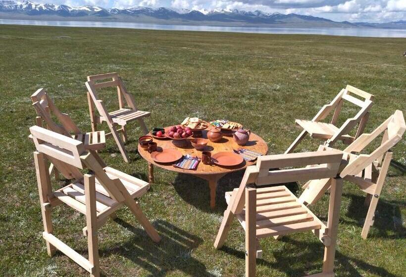 پانسیون Son Kul Lake Yurt Camp Mirbek