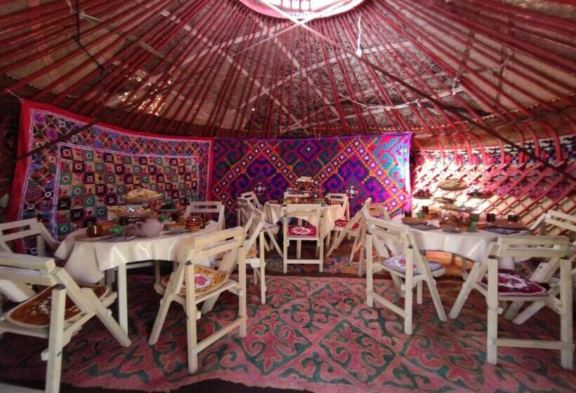 پانسیون Son Kul Lake Yurt Camp Mirbek