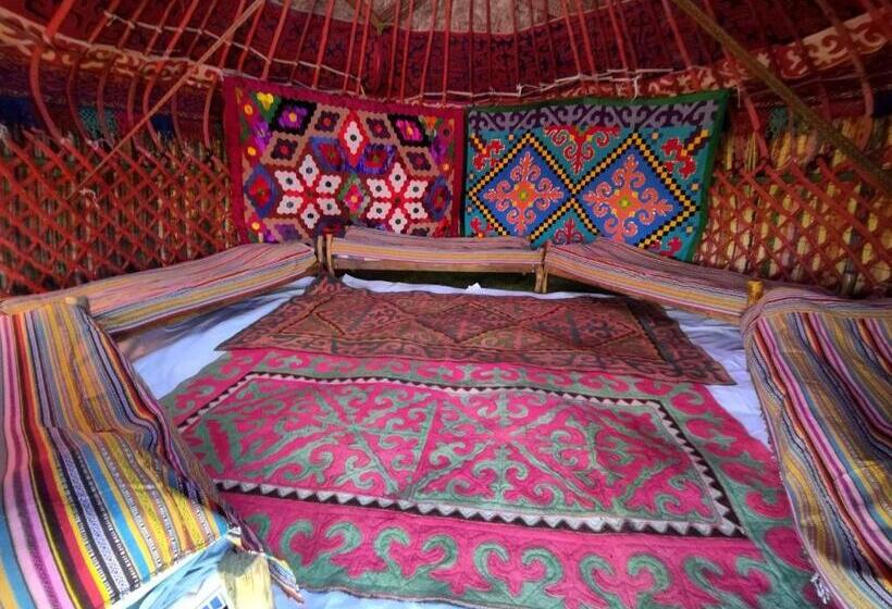 پانسیون Son Kul Lake Yurt Camp Mirbek