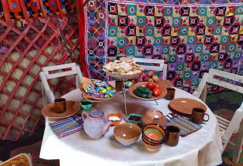 پانسیون Son Kul Lake Yurt Camp Mirbek