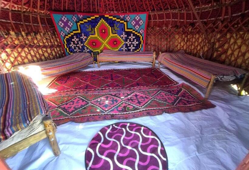 پانسیون Son Kul Lake Yurt Camp Mirbek