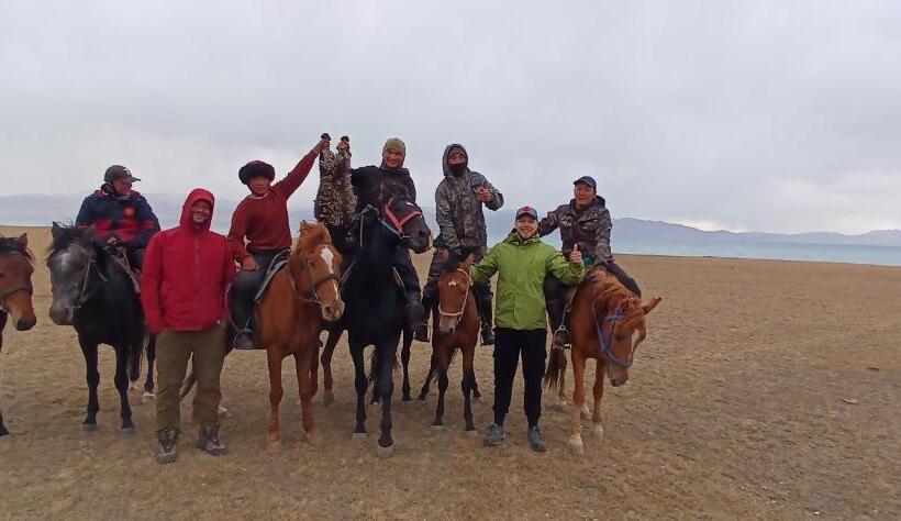 پانسیون Son Kul Lake Yurt Camp Mirbek