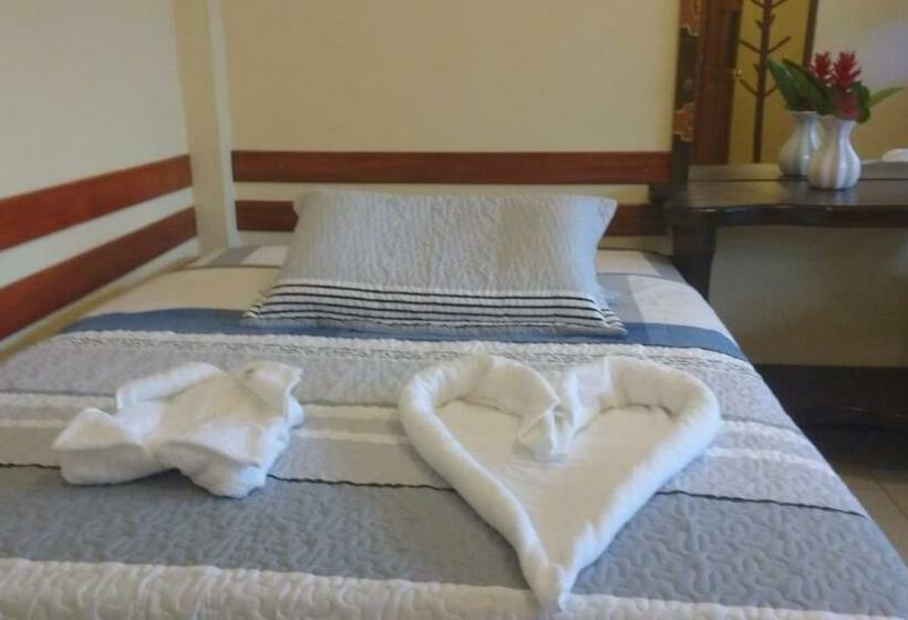 הוסטל Manu Amazon Lodge