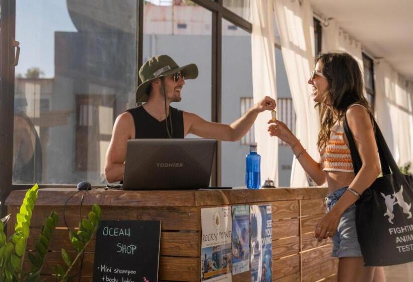 ユースホステル Ocean Nomads Coworking