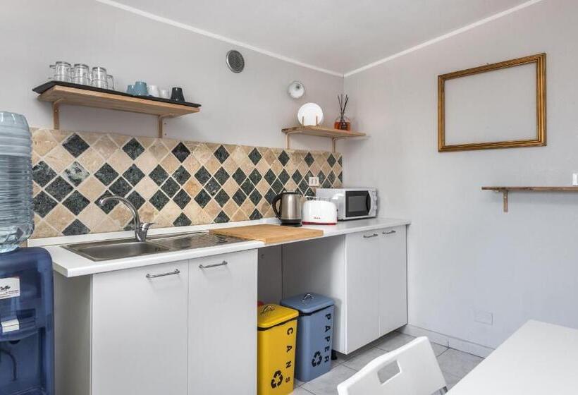 تختخواب و صبحانه Travelershome Ciampino 170 Station Street
