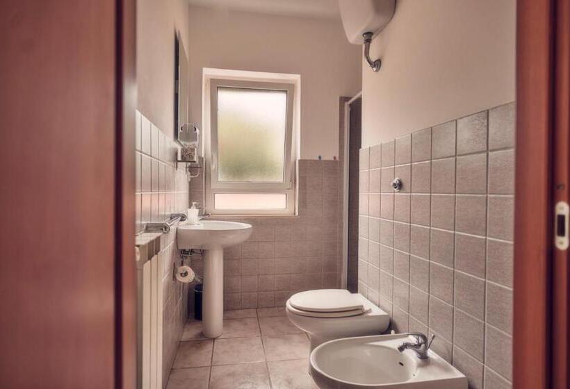 تختخواب و صبحانه Travelershome Ciampino 170 Station Street