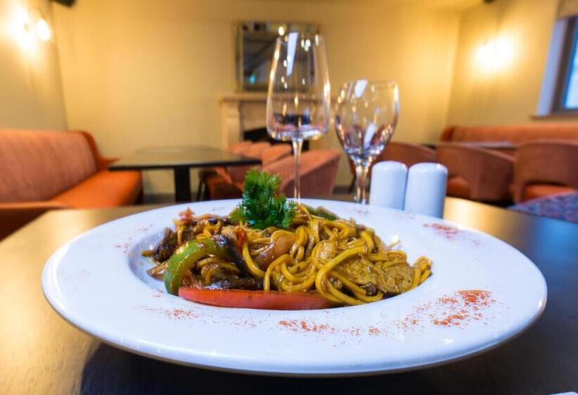 Castle Varagh Hotel & Bar