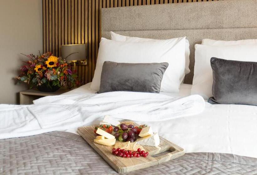 Castle Varagh Hotel & Bar