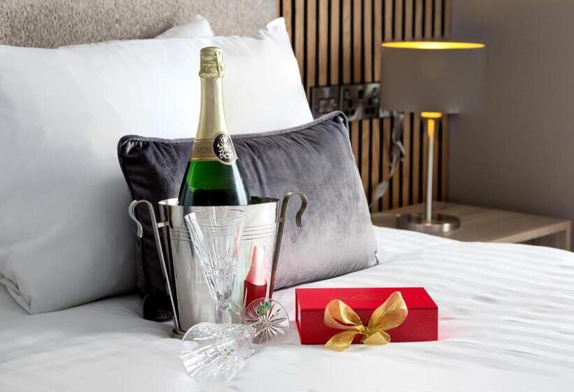 Castle Varagh Hotel & Bar