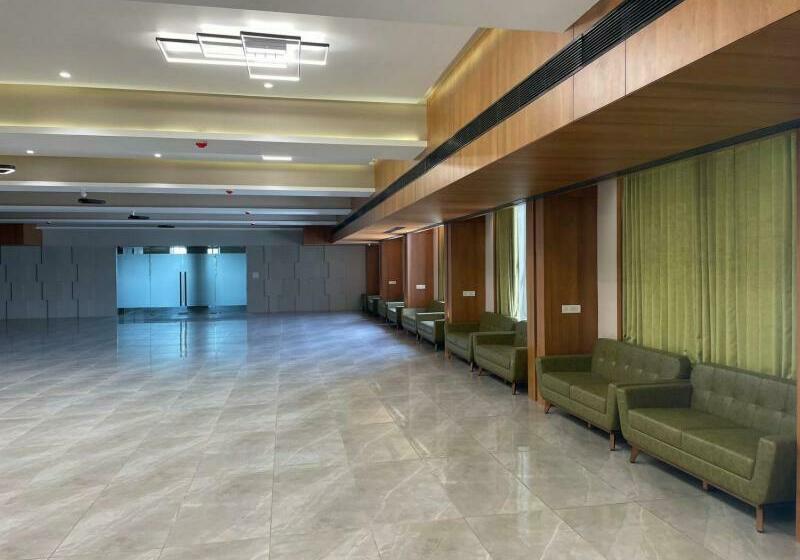 Отель Maple Tree Inn