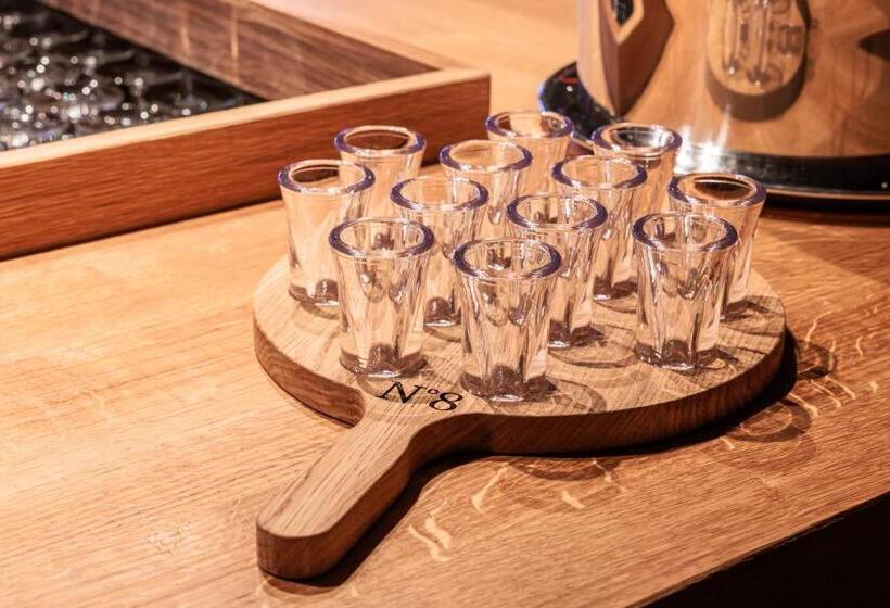 هتل No 8 Bed & Bar