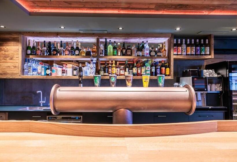 هتل No 8 Bed & Bar