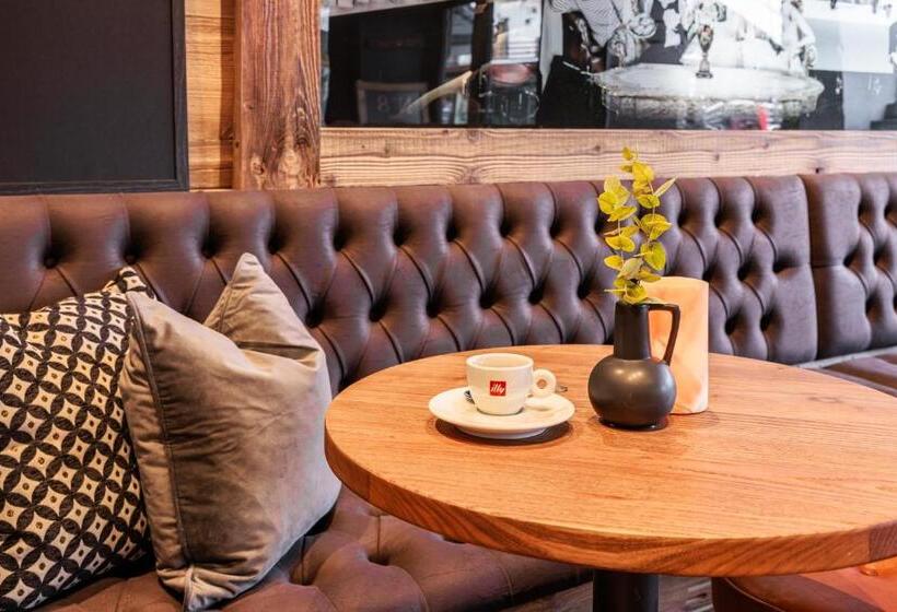 هتل No 8 Bed & Bar