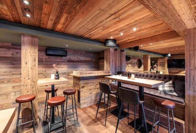 هتل No 8 Bed & Bar