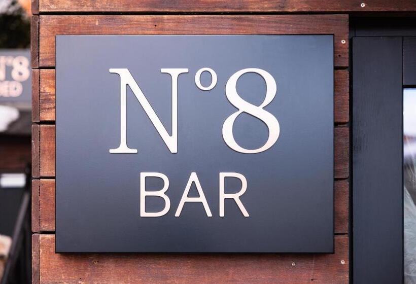 هتل No 8 Bed & Bar