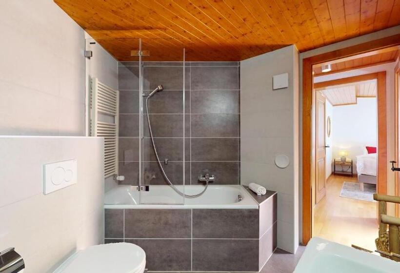 هتل No 8 Bed & Bar