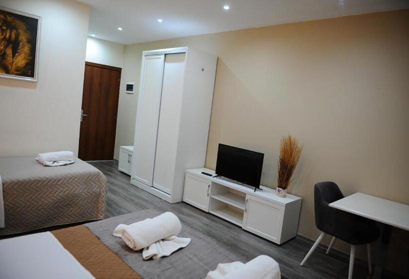 בית מלון כפרי Rezidence Tredi City Center