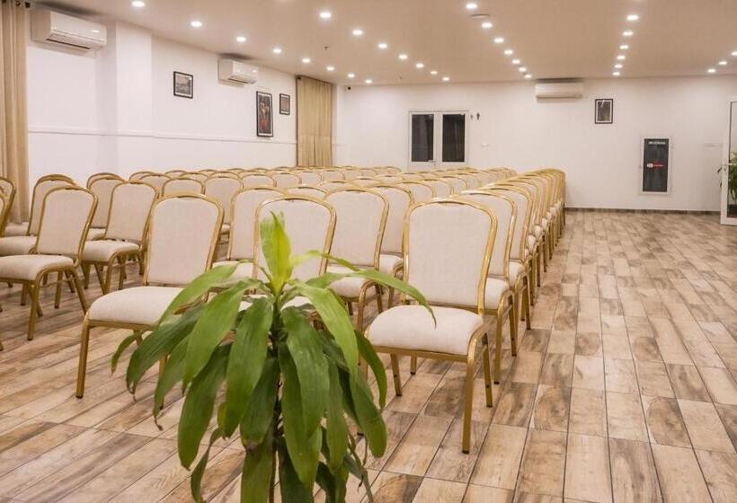 בית מלון כפרי Tea Tree Suites Manipal