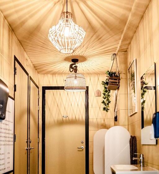 Hotel Tinyparks Cast Away