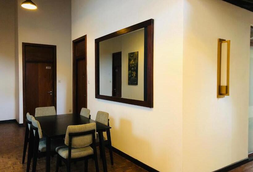 ホテル Tropic Inn   Mount Lavinia