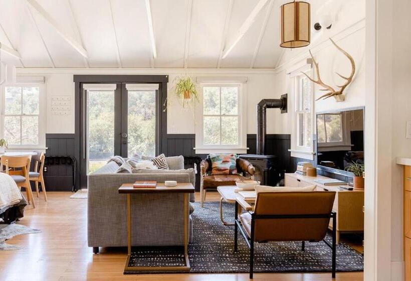 호텔 Wild Hair Studio Stylish Farm Stay W Ev Charger