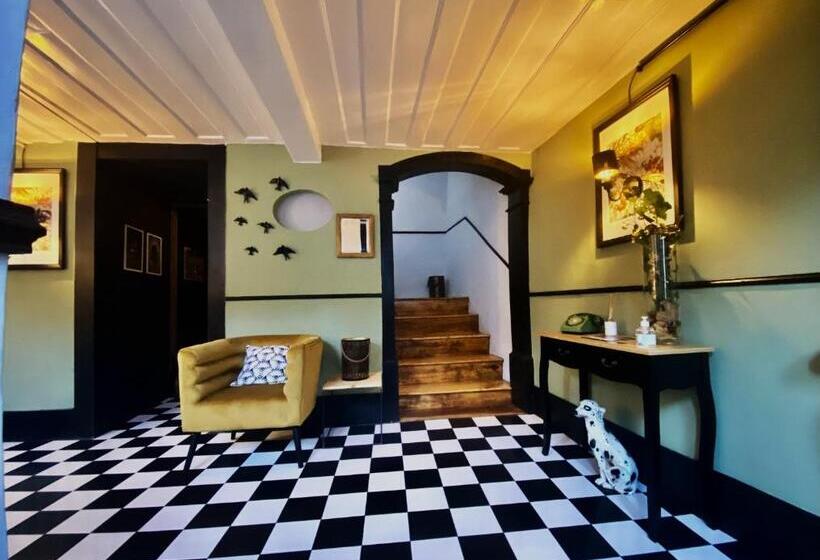 Inn Door 21   Hostel & Suite