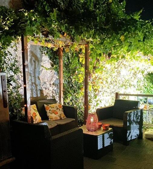 Inn Door 21   Hostel & Suite