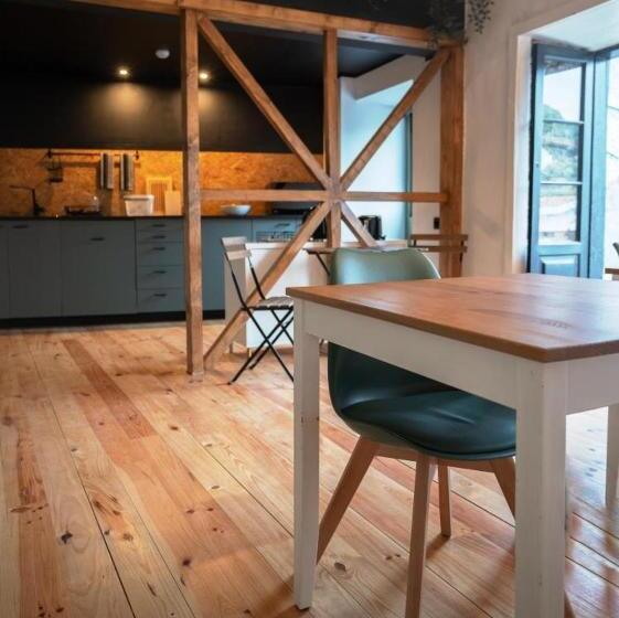 Inn Door 21   Hostel & Suite