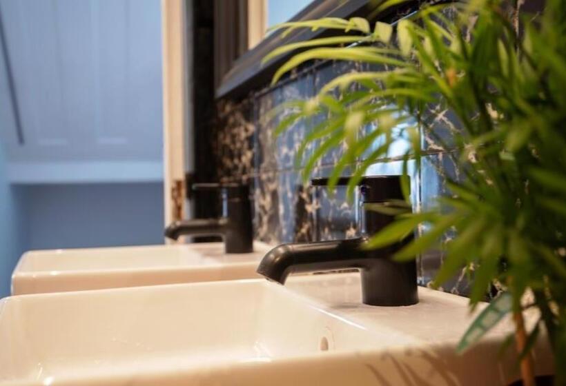 Inn Door 21   Hostel & Suite