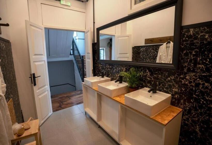 Inn Door 21   Hostel & Suite